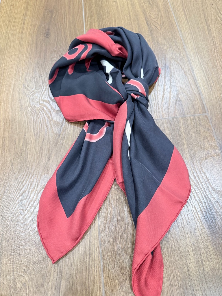 New Gucci Black Red Silk Square Scarf With Gucci Is Life Sz 90x90cm